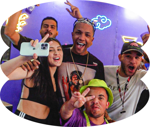 Zomo Comunidade varias pessoas felizes